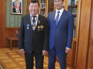 Айсен Николаев встретился с Героем Труда Владимиром Михайловым