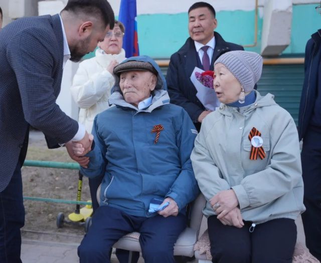 «Поём двором»: в Якутске поздравили воинов-победителей Семёна Колтовского и Мартына Григорьева