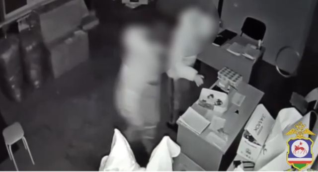 В Олекминске задержаны двое мужчин, которые попытались украсть два ящика водки