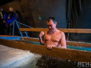 Айсен Николаев окунулся в крещенскую купель