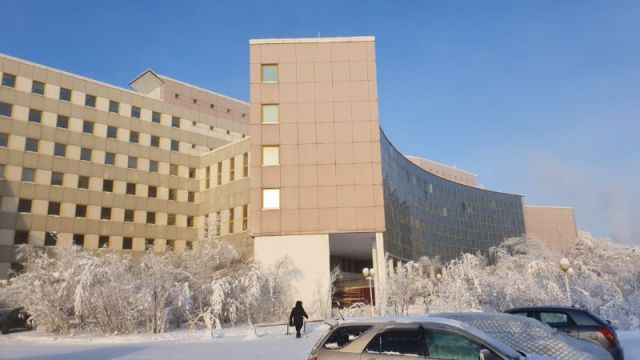 Молодой человек погиб, упав с крыши КФЕН СВФУ