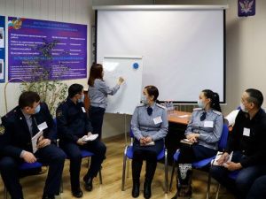 Психолог уголовно-исполнительной инспекции Елизавета Борисова провела тренинг на  сплочение коллектива с молодыми сотрудниками 