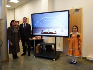 В SMART-библиотеке Якутска открыли стенд выдающегося писателя Николая Неустроева