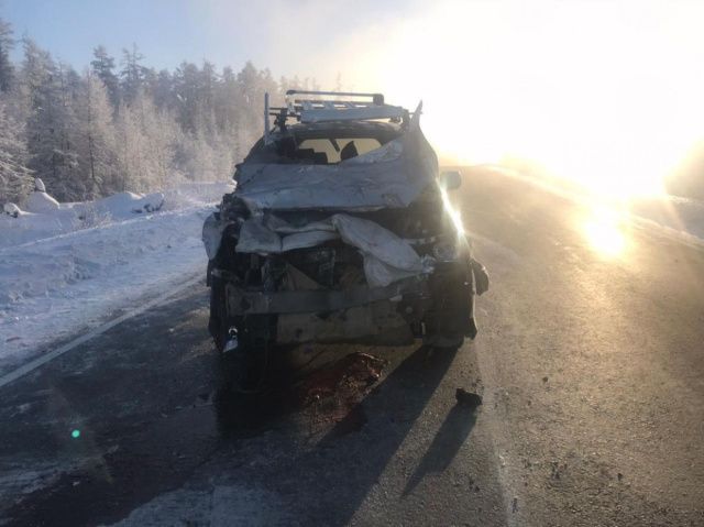 В Якутии иномарка с шестью пассажирами врезалась в большегруз: пострадала женщина