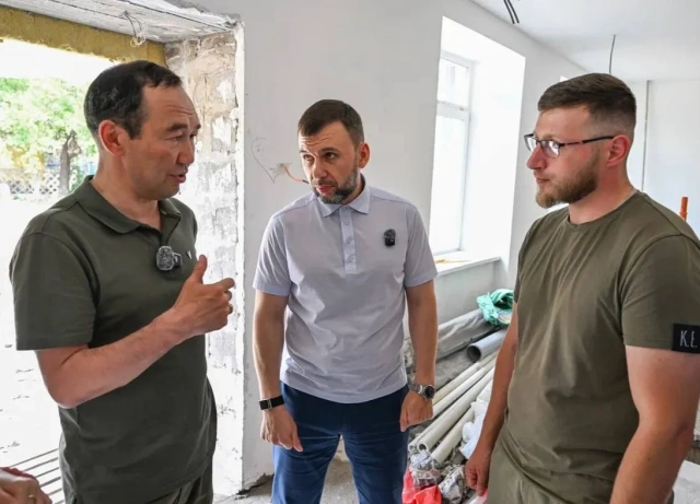 Глава Якутии проверил восстановительные работы в Докучаевске ДНР