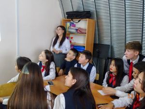 Детям и молодежи провели классные часы о первом президенте Якутии