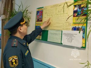 Лето без рисков: в Аллаиховском районе МЧС России проводит профилактику в детских лагерях
