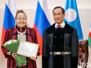 Айсен Николаев вручил стипендии олонхосутам, запевалам осуохая, кузнецам и народным мастерам Якутии