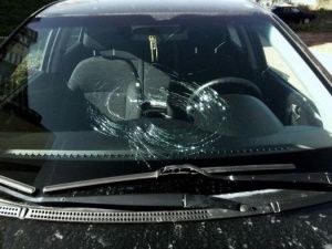 В Якутске во время тушения пожара пострадал автомобиль, на который упали осколки разбитого окна