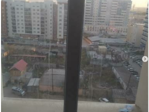 Фотофакт: Ветер "принес" деньги к окну многоквартирного дома в Якутске