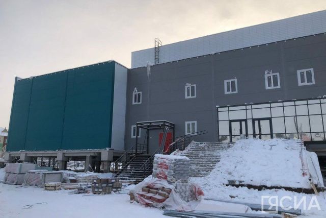 Сергей Местников проверил ход строительства спортивного комплекса в Сайсарском округе Якутска