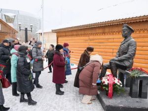 В Якутске возложили цветы к памятнику Степану Аржакову в честь его 125-летия