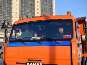 В праздник на уборку: Владимир Федоров поработал снегоуборщиком 23 февраля