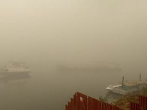 «Живем как ежики в тумане», — плотный дым уже месяц отравляет жителей поселка в Якутии