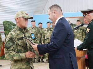 В день образования ОМОН в Якутске спецназовцам Росгвардии вручили государственные награды