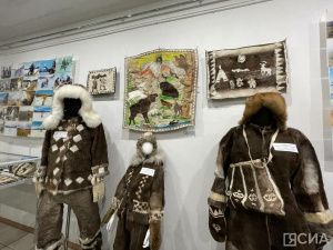 Эвенские костюмы, шахматы из костей оленя: в Якутске открылась выставка мастера Елизаветы Потаповой