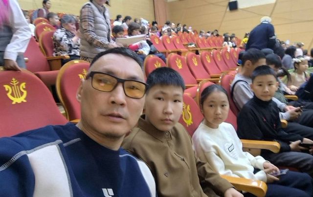 В Якутске подарили детям участников СВО волшебную сказку-спектакль