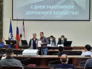 В Якутске дорожников отметили ведомственными наградами за рекордный объем работы