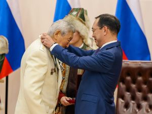 Айсен Николаев вручил якутянам государственные награды в преддверии Нового года
