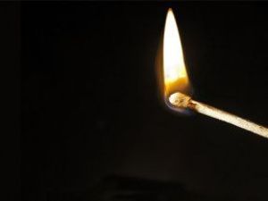 В Якутске неизвестные ночью подожгли дверь квартиры