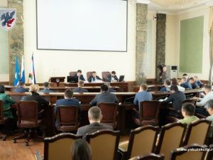 В городе Якутске усиливают работы по пропуску талых вод