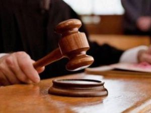 В Нюрбе мужчина проник в дом знакомого и избил его жену