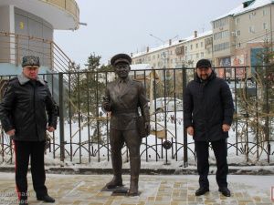 Символ правопорядка: в Якутске появился памятник участковому