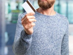 В Якутске мужчина украл банковскую карту госпитализированного приятеля и за несколько дней потратил чужие 525 тысяч рублей