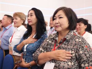 Айсен Николаев наградил волонтёров специальной военной операции