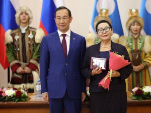 Айсен Николаев вручил 35 якутянам государственные награды