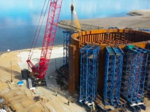 Начата сборка конструкций коффердама для центрального пилона Ленского моста
