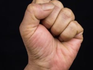 В Якутске мужчина ударил женщину по голове и ограбил ее: Вынесен приговор