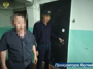 В Якутске пьяный мужчина вломился в квартиру к девочке и угрожал полицейскому