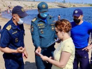 Инспекторы ГИМС МЧС провели профилактические беседы с отдыхающими на пляже в 202 микрорайоне