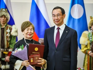 Айсен Николаев вручил якутянам государственные награды России и республики