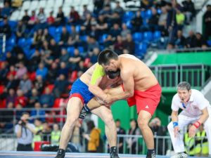 В Якутске проходит VI открытый республиканский турнир МВД по борьбе хапсагай