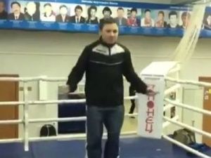 Министр спорта Якутии Георгий Балакшин показал, как надо прыгать на скакалке