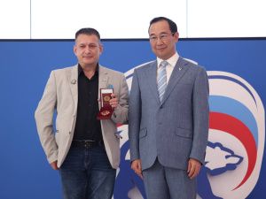 Айсен Николаев наградил волонтёров специальной военной операции