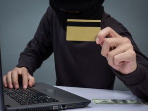 Аферисты обманом выманили более миллиона рублей у двух жителей Мирнинского района