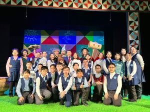 В День родного языка и письменности ТЮЗ представил по школьной программе спектакль «Старушка Бэйбэрикээн с пятью коровами»