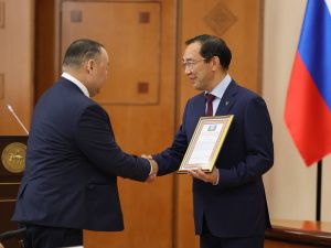 Айсен Николаев наградил представителей строительной отрасли Якутии