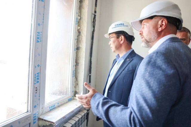 Глава Якутии проверил качество домов, строящихся по программе переселения жителей из аварийного жилья в Ленске
