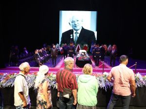 В Якутске завершилась церемония прощания с первым Президентом Якутии Михаилом Николаевым