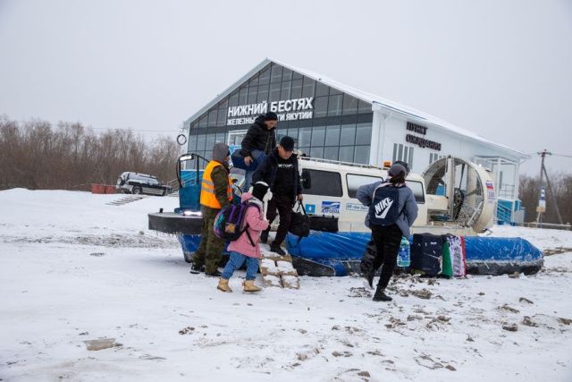 С 16 апреля 2024 года трансфер пассажиров поезда через реку Лена будет выполняться судами на воздушной подушке