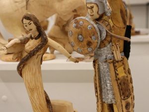 Мастер резьбы по дереву из Горного района представил героев Олонхо на фестивале NeoOlonkho в Якутске