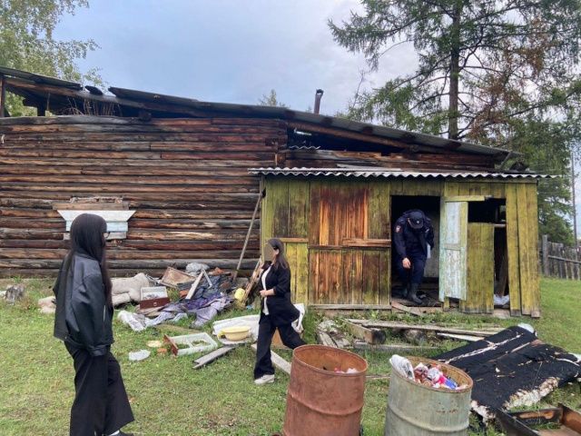 Вместо игрушек - пустые бутылки из-под спиртного: В Якутии четверых детей забрали от пьяных родителей