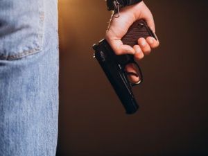 В Якутске мужчина угрожал жене убийством и при этом направлял сигнальный пистолет в их ребенка