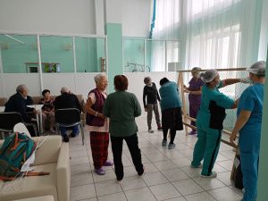 В больницах Якутии персонал и пациенты плетут маскировочные сети