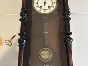 Фотофакт: старинные часы семьи Героя Лонгинова переданы в музей на его малой родине