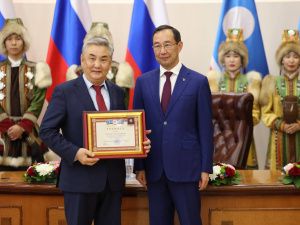 Айсен Николаев вручил якутянам госнаграды РФ и РС(Я)